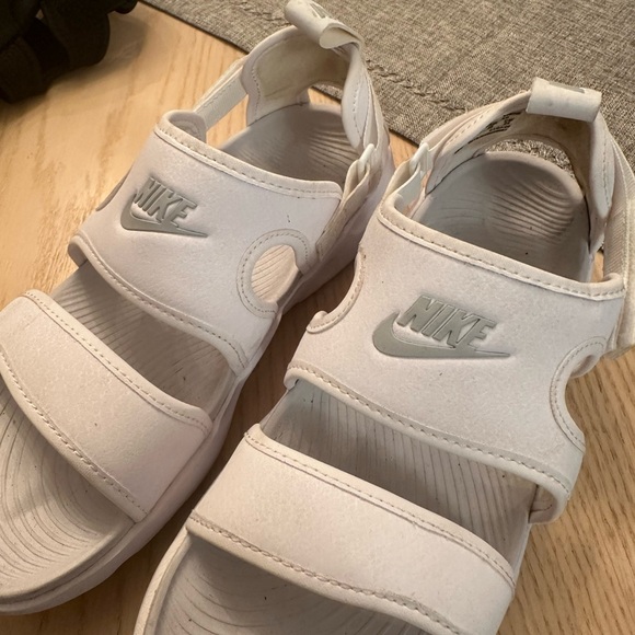 WHITE NIKE SANDALS - Picture 3 of 10